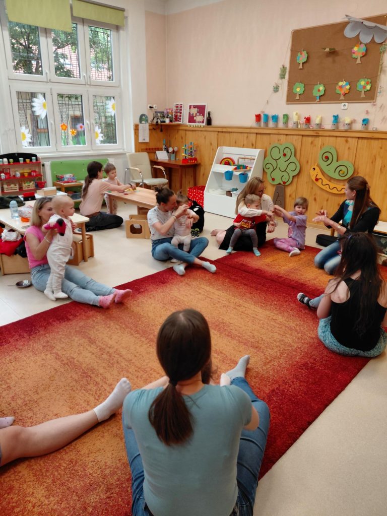 Fecsegő-tipegők Bölcsőde – bölcsődei életkép