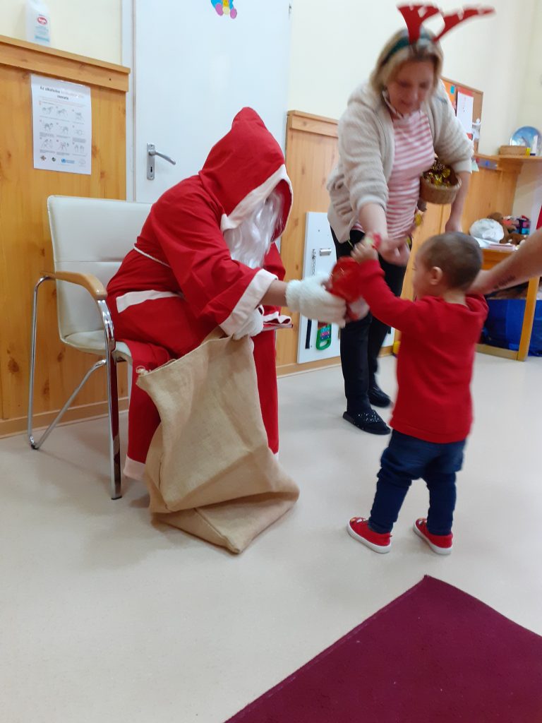 Fecsegő-tipegők Bölcsőde – bölcsődei életkép