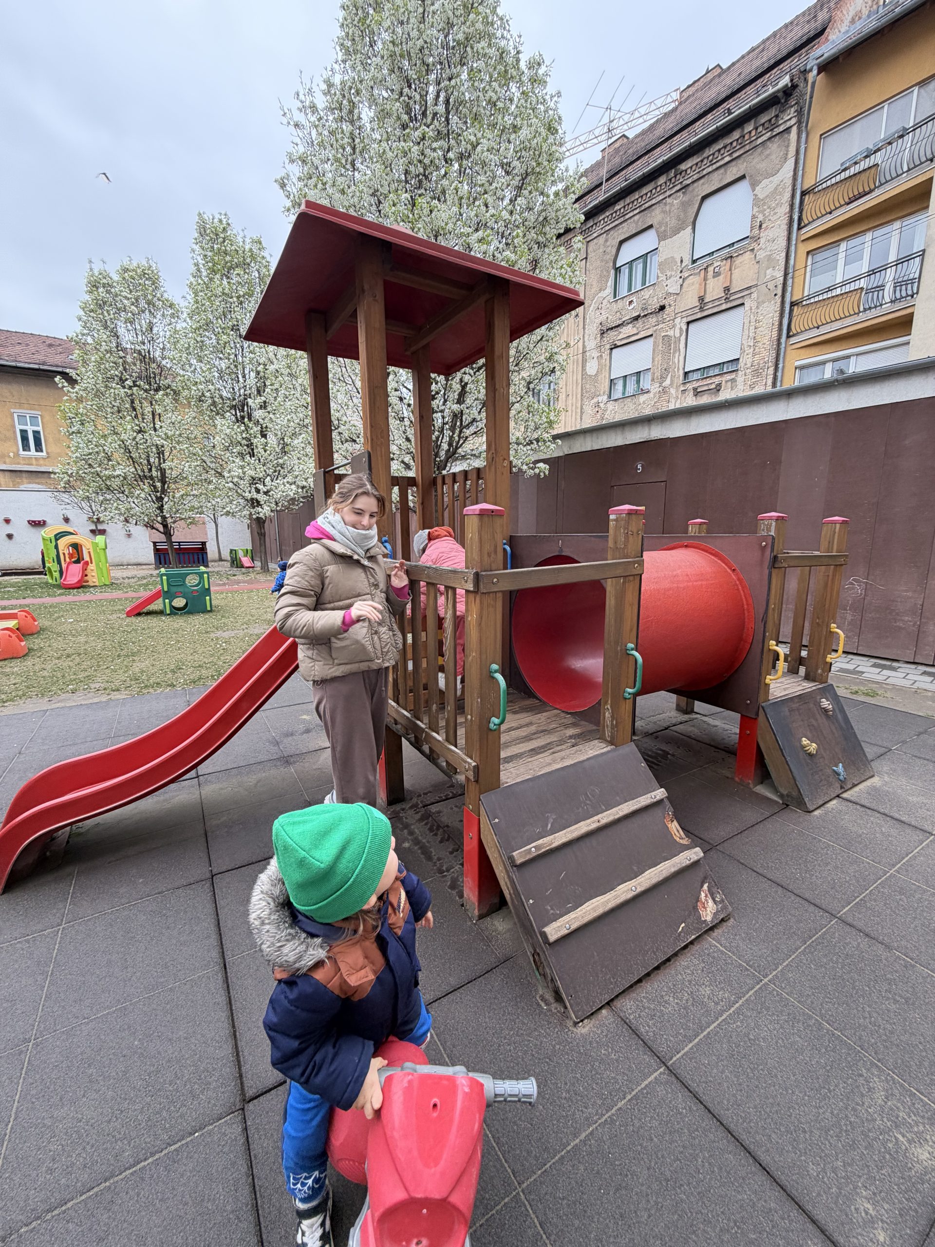 Tücsök-lak Nursery building and community spaces