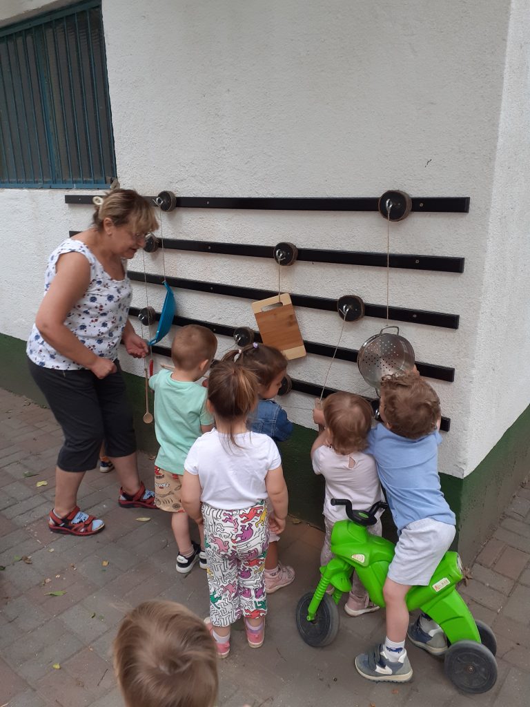 Fecsegő-tipegők Bölcsőde – bölcsődei életkép